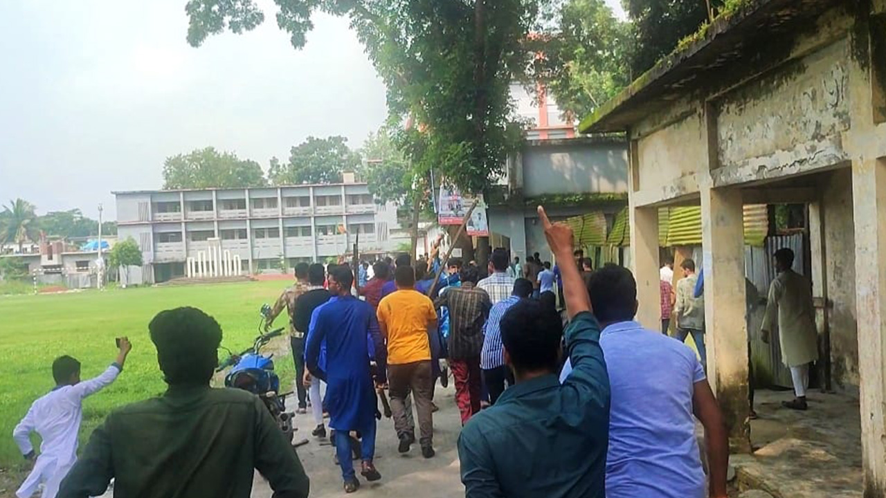 পটুয়াখালীর দুমকিতে সরকারি জনতা কলেজের নবীনবরণ অনুষ্ঠানে ছাত্রলীগ-ছাত্রদলের সংঘর্ষ। ছবি : কালবেলা