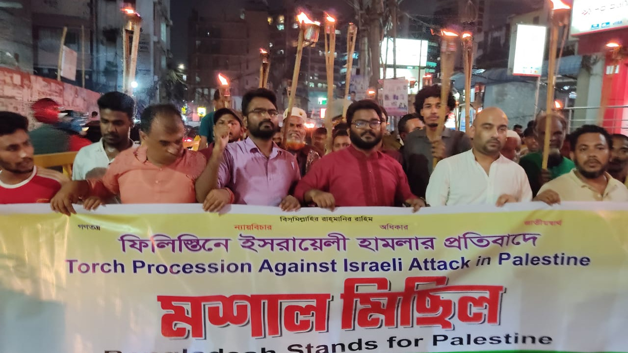 রাজধানীতে গণঅধিকার পরিষদের একাংশের মশাল মিছিল। ছবি : কালবেলা