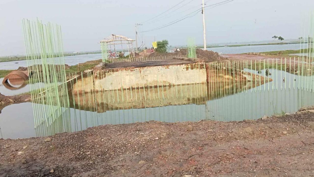 ৫ মাস ধরে বন্ধ সাতক্ষীরার আশাশুনিতে ধাপুয়া ব্রিজের নির্মাণকাজ। ছবি : কালবেলা