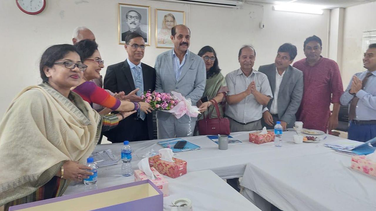 মেয়র আতিককে ফুলেল শুভেচ্ছা জানান এমআইইউ কর্তৃপক্ষ। সৌজন্য ছবি