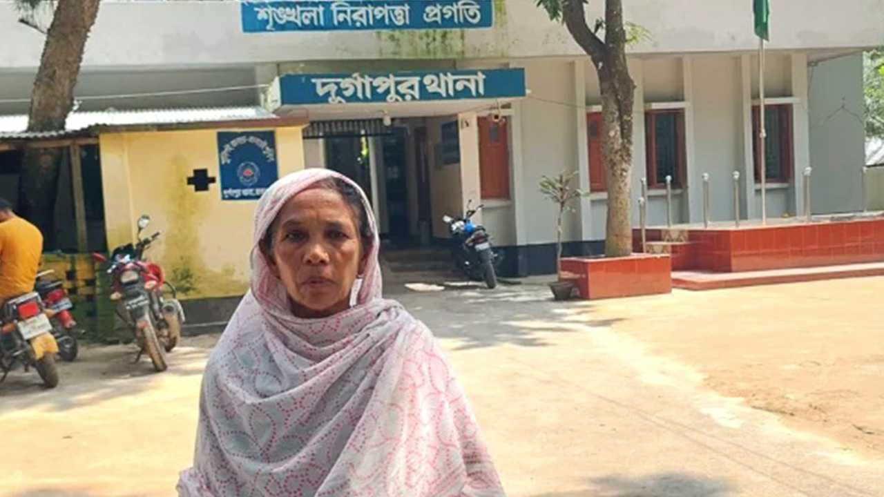 থানায় অভিযোগ নিয়ে হাজির আংগুরা বেগম। ছবি : কালবেলা
