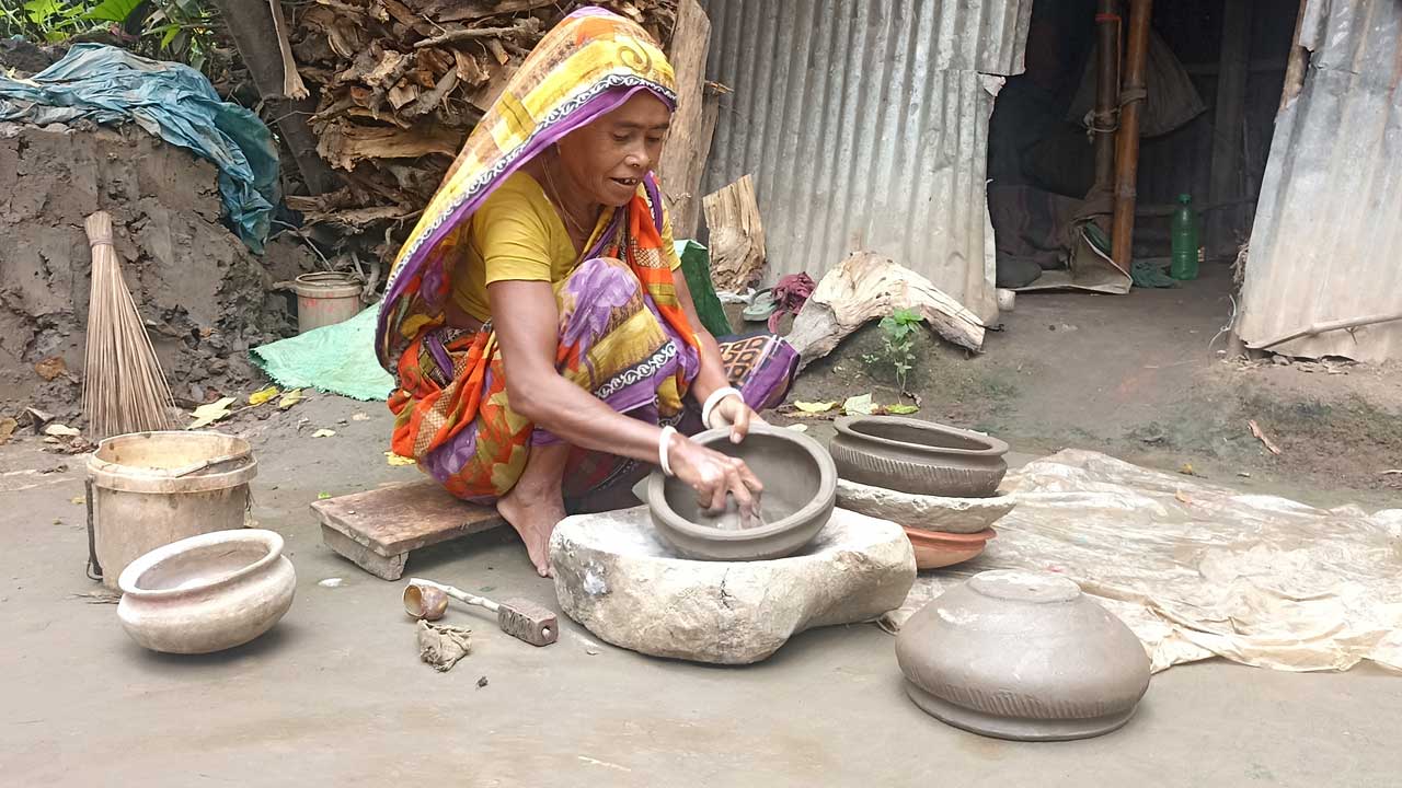 মাটির হাঁড়ি তৈরি করছে মৃৎশিল্পী। ছবি : কালবেলা