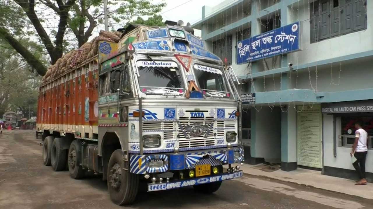 হিলি স্থলবন্দর দিয়ে আমদানি করা হচ্ছে পেঁয়াজ। ছবি : কালবেলা