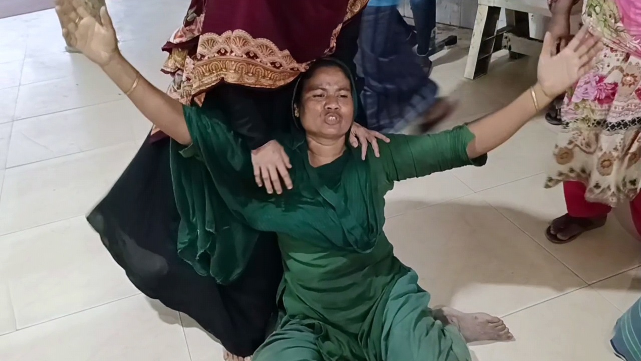 মেয়েকে হারিয়ে আহাজারি করছেন গৃহবধূ রোমানা আক্তারের মা রানী বেগম। ছবি : কালবেলা