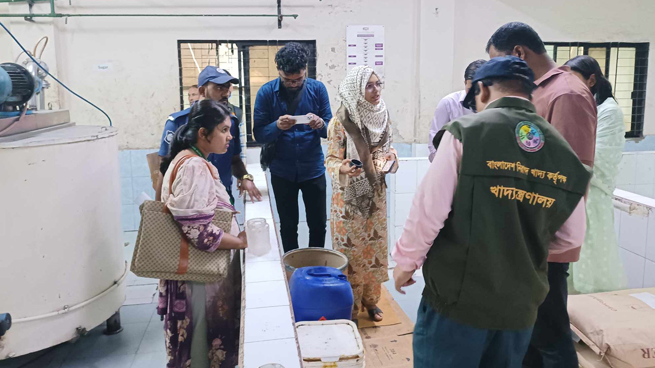 নারায়ণগঞ্জের সোনারগাঁয়ে খাদ্য অধিদপ্তরের অভিযান। ছবি : কালবেলা