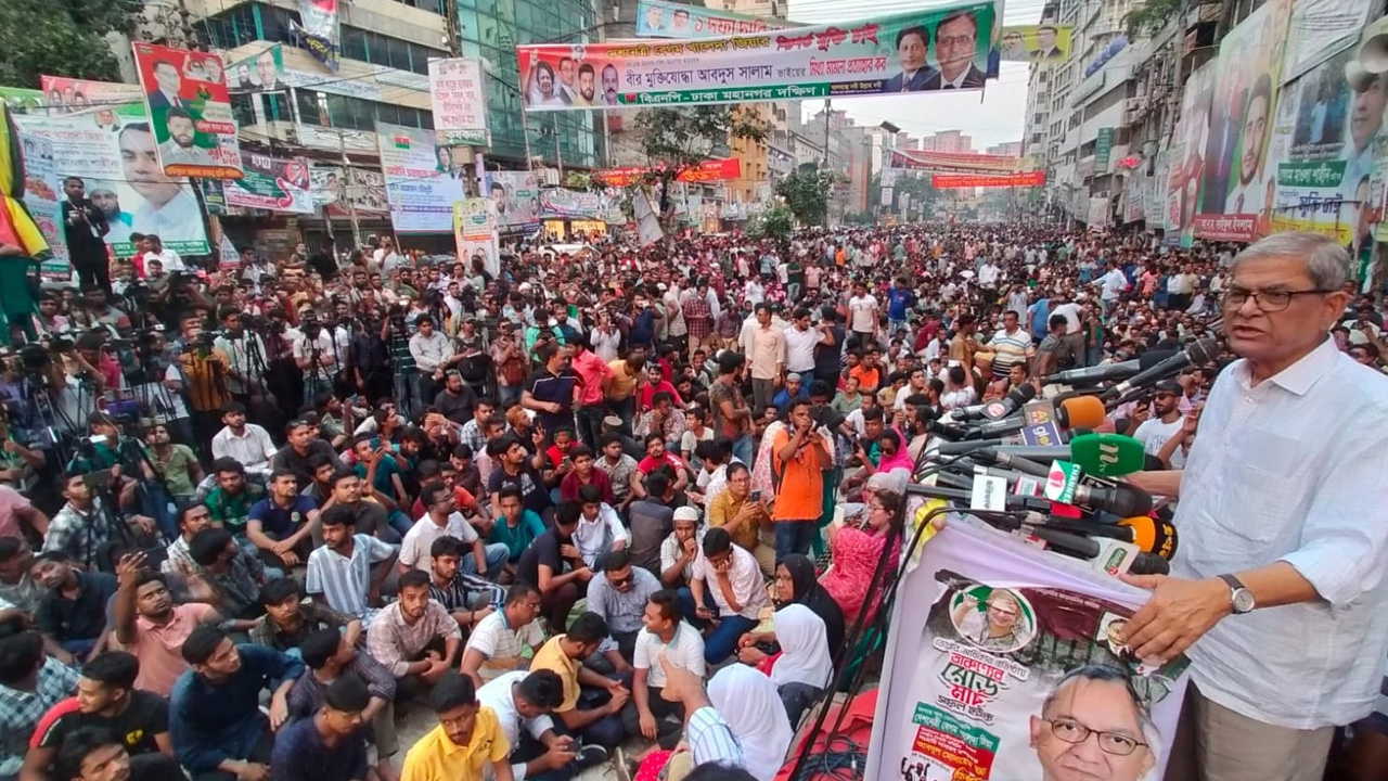 নয়াপল্টনে বিএনপির কেন্দ্রীয় কার্যালয়ের সামনে এক সমাবেশে বক্তব্য দেন মির্জা ফখরুল। ছবি : কালবেলা