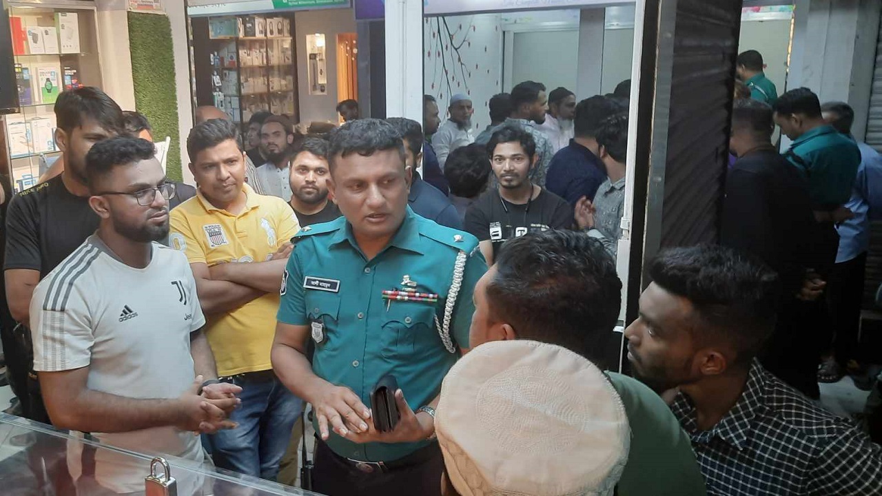 চুরির ঘটনাস্থল পরিদর্শনের এসে ব্যবসায়ীদের সঙ্গে কথা বলছেন পুলিশ সদস্যরা। ছবি : কালবেলা