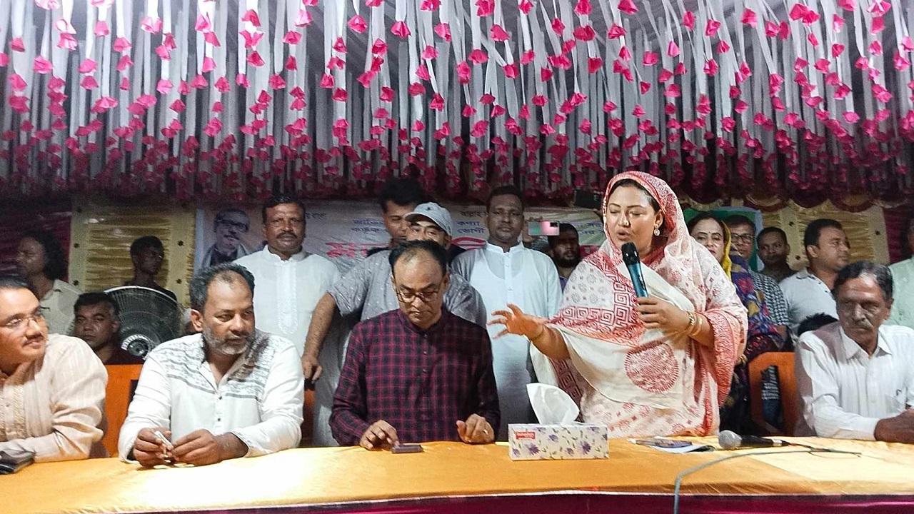 সরকারের ভাতাপ্রাপ্ত উপকারভোগীদের সঙ্গে মতবিনিময় সভায় বক্তব্য দিচ্ছেন কণ্ঠশিল্পী মমতাজ।