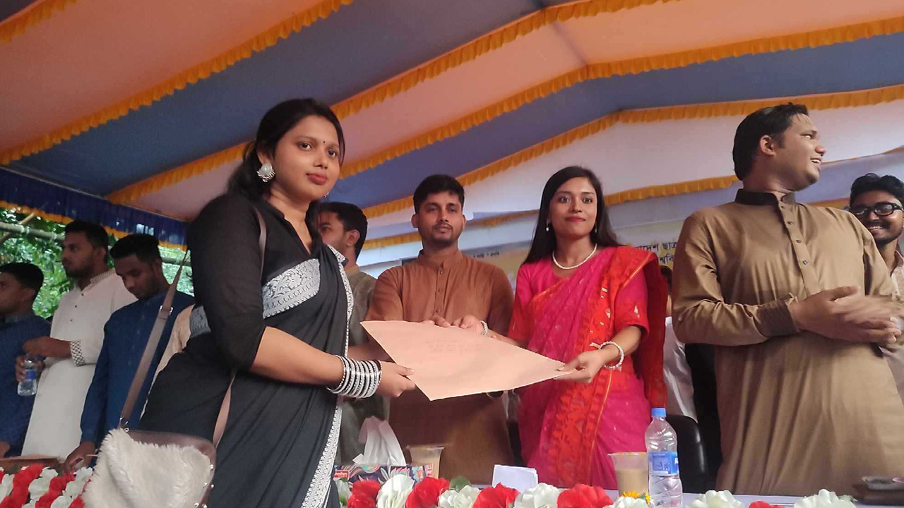 কুবি শাখা ছাত্রলীগের কর্মিসভায় জীবনবৃত্তান্ত জমা দিচ্ছেন এক নেত্রী। ছবি : কালবেলা