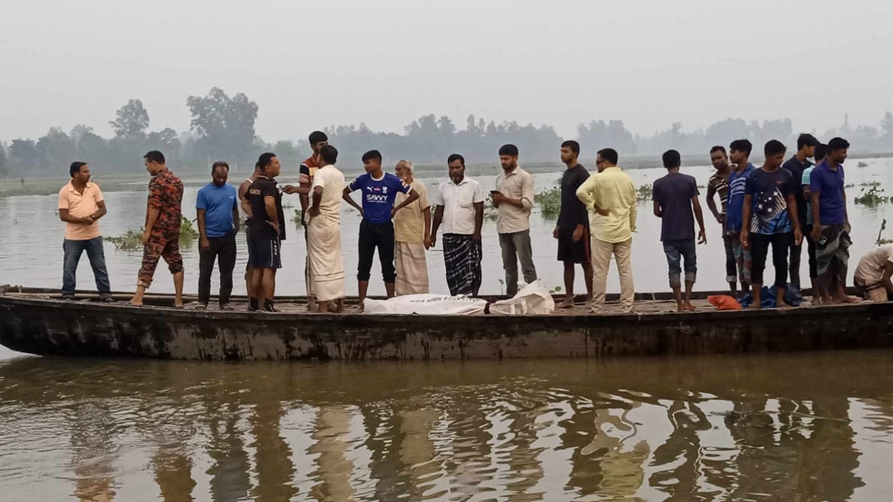 করতোয়া নদী থেকে ডুবে যাওয়া মামুন শেখের মরদেহ উদ্ধার করে ফিরছে ফায়ার সার্ভিসের ডুবুরি দল। ছবি : কালবেলা
