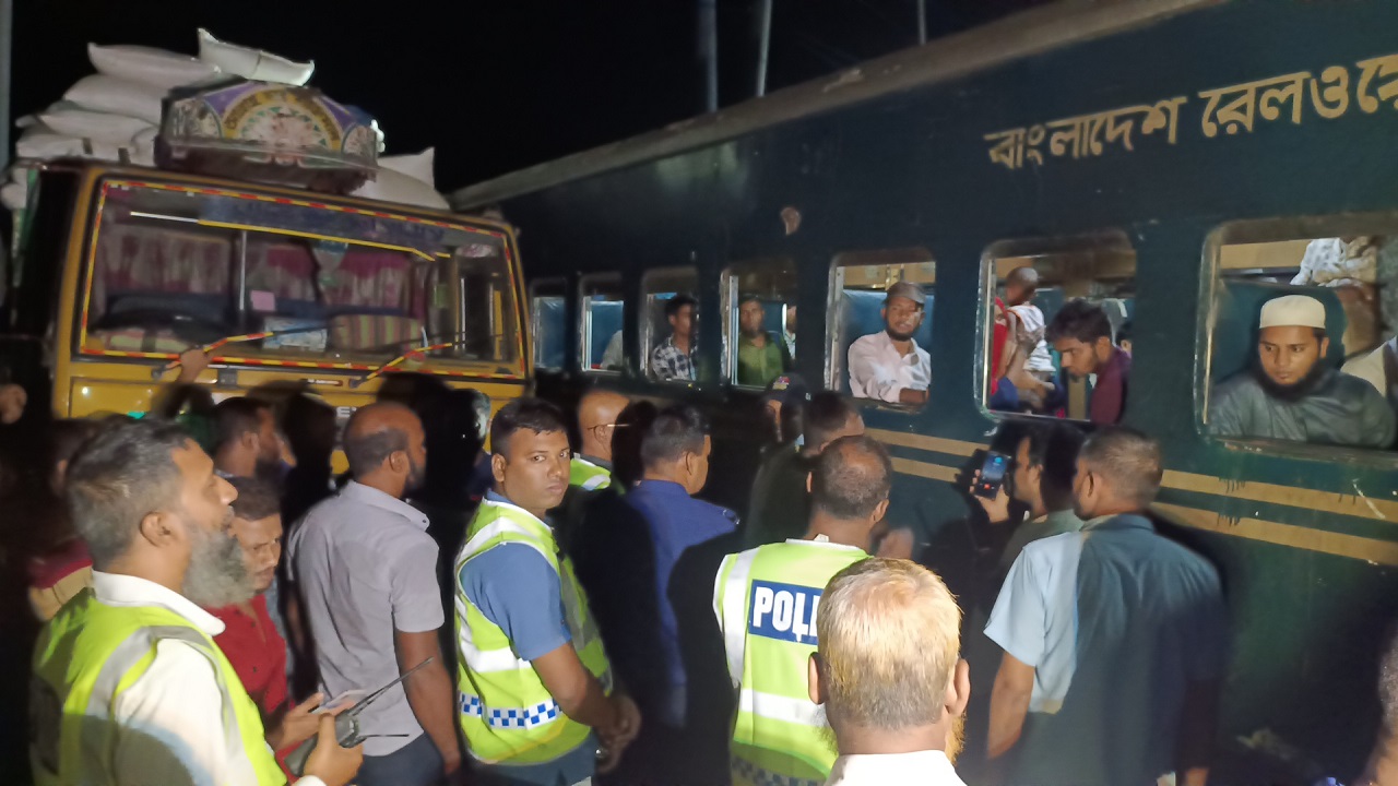 কেওয়াটখালী বাইপাস সড়কের রেলক্রসিংয়ে দুর্ঘটনাস্থল পরিদর্শনে পুলিশ প্রশাসন। ছবি : কালবেলা