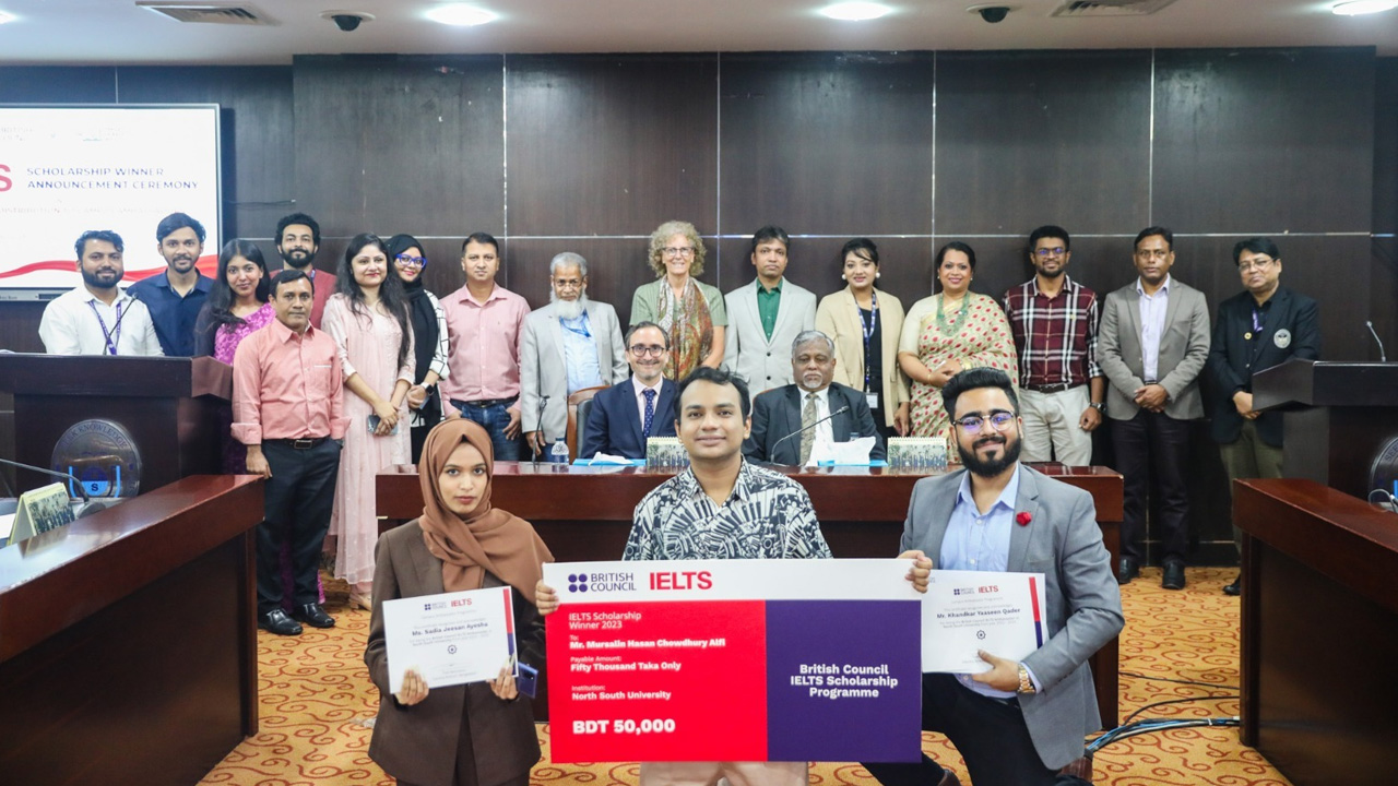 বিজয়ীদের হাতে পুরস্কার তুলে দেওয়া হয়। ছবি : কালবেলা