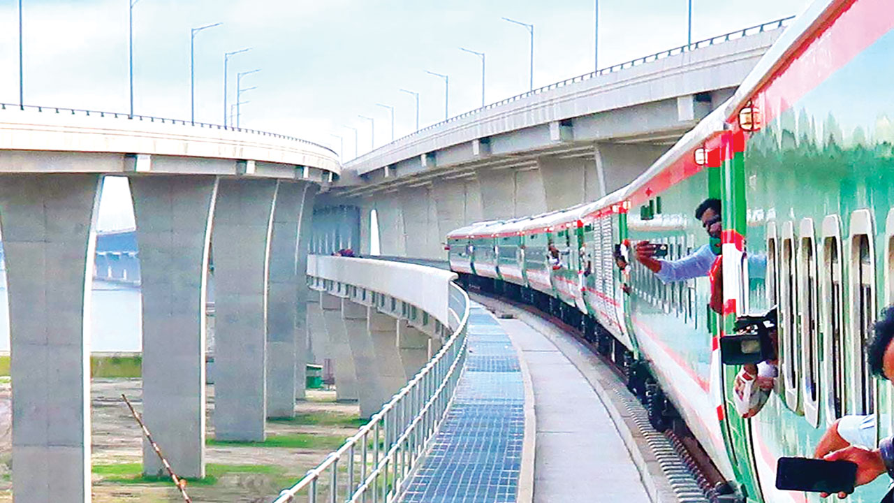 পদ্মা সেতু দিয়ে ট্রেন চলাচল উদ্বোধন করলেন প্রধানমন্ত্রী