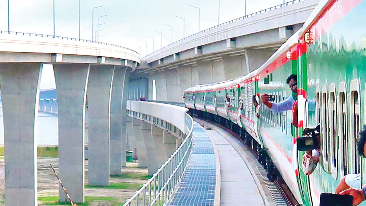 পদ্মা সেতুতে ট্রেন। ছবি : সংগৃহীত