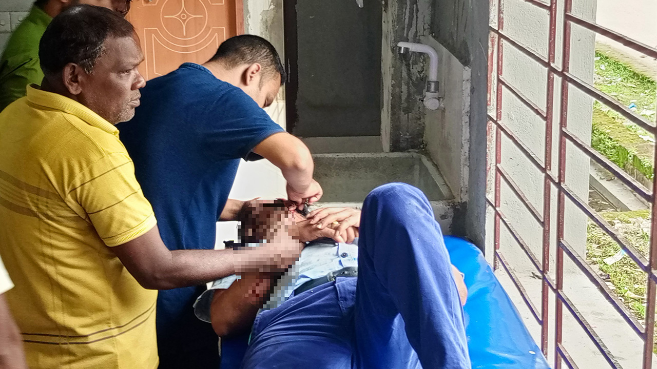 লালমনিরহাটের হাতীবান্ধার ভেলাগুড়ি ইউনিয়নে বর্তমান ও সাবেক চেয়ারম্যানের দুগ্রুপের মধ্যে সংঘর্ষ। ছবি : কালবেলা