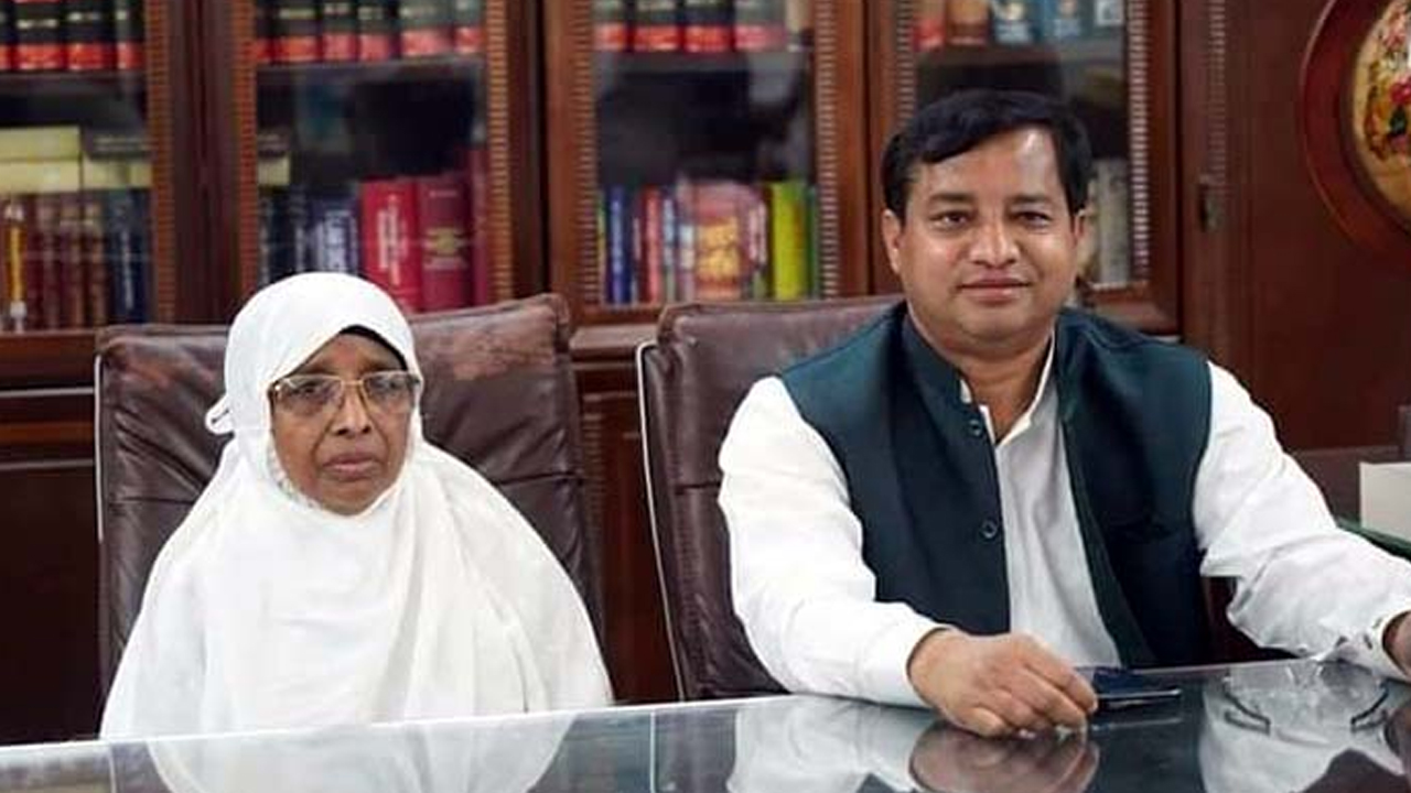 গাজীপুর সিটি করপোরেশনের মেয়র জায়েদা খাতুন ও তার ছেলে জাহাঙ্গীর আলম।