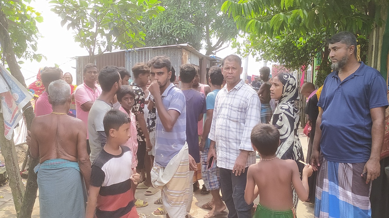ভৈরব বাজারের ঋষিপট্টির রাস্তার মোড়ে স্থানীয়দের ভিড়। ছবি : কালবেলা