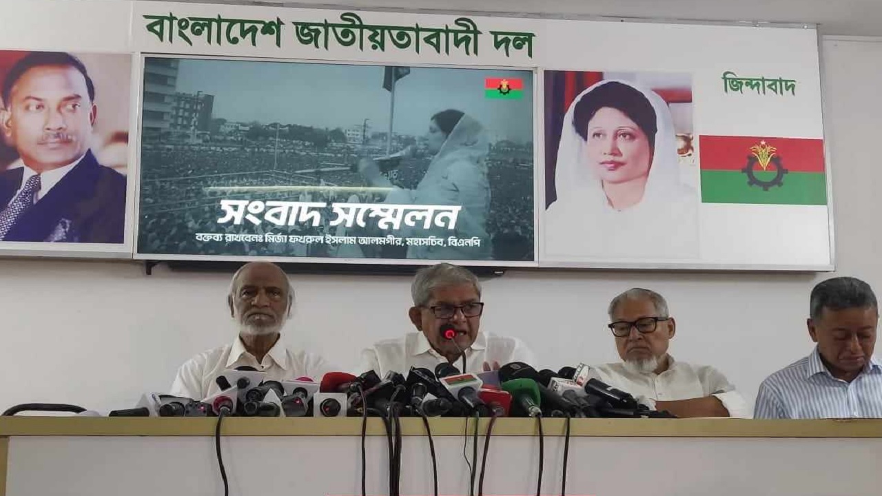 বুধবার দুপুরে বিএনপি চেয়ারপারসনের কার্যালয়ে এক সংবাদ সম্মেলনে কথা বলছেন মির্জা ফখরুল ইসলাম আলমগীর। ছবি : কালবেলা