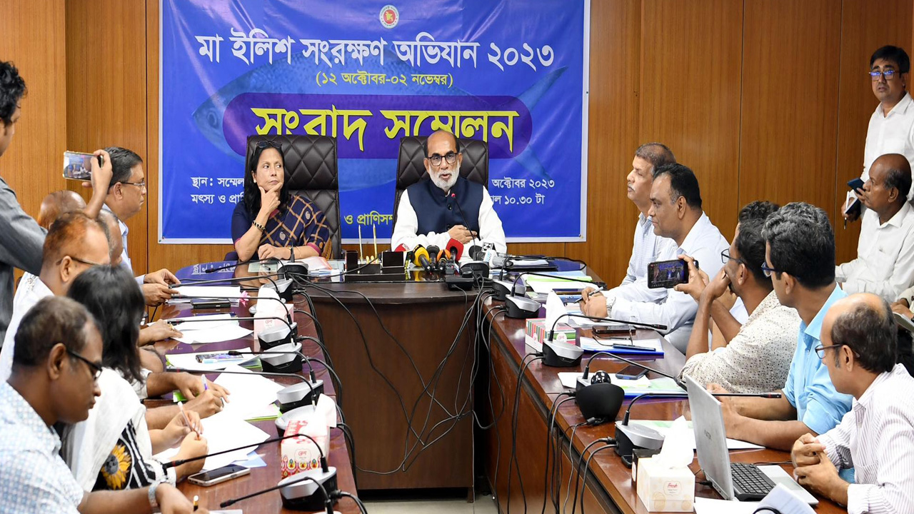 মা ইলিশ সংরক্ষণ উপলক্ষ্যে সচিবালয়ে সংবাদ সম্মেলনে বক্তব্য দেন মৎস্য ও প্রাণিসম্পদ মন্ত্রী শ ম রেজাউল করিম। ছবি : কালবেলা