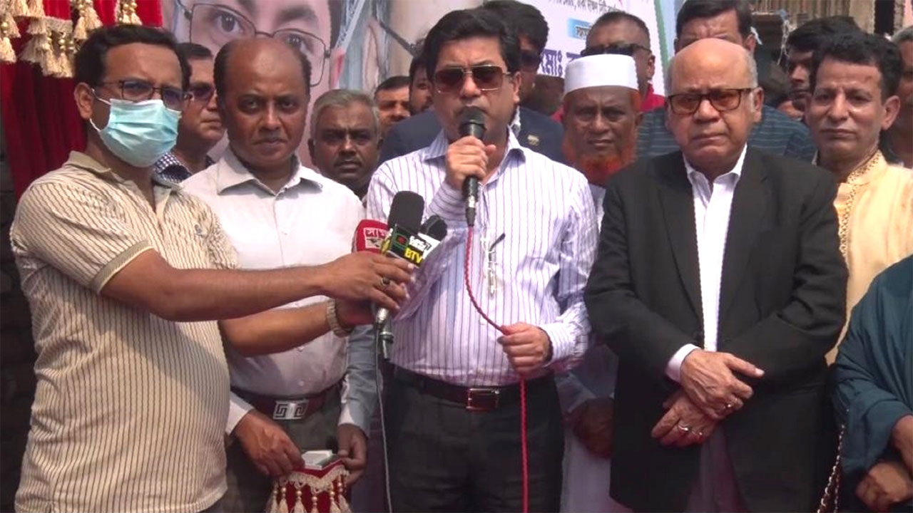 কথা বলছেন ডিএসসিসি মেয়র শেখ ফজলে নূর তাপস। ছবি : কালবেলা