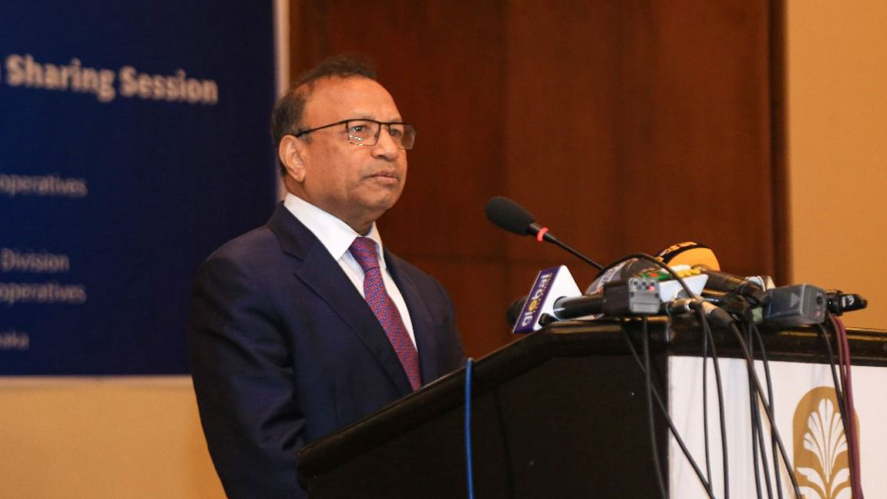 রাজধানীর একটি হোটেলে স্থানীয় সরকার বিভাগ আয়োজিত কর্মশালায় স্থানীয় সরকার, পল্লী উন্নয়ন ও সমবায়মন্ত্রী মো. তাজুল ইসলাম। ছবি : কালবেলা