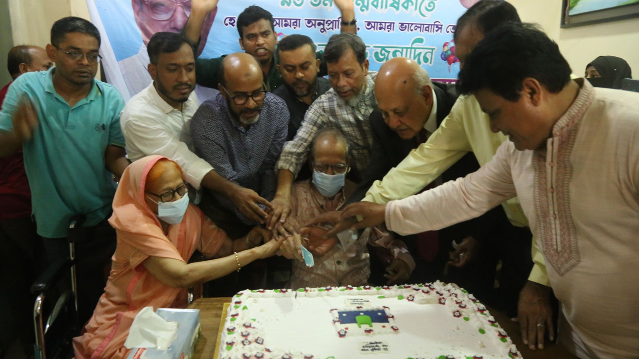 বিকল্পধারার প্রধান অধ্যাপক এ.কিউ.এম বদরুদ্দোজা চৌধুরীর ৯৩তম জন্মদিন উদযাপন। ছবি : কালবেলা