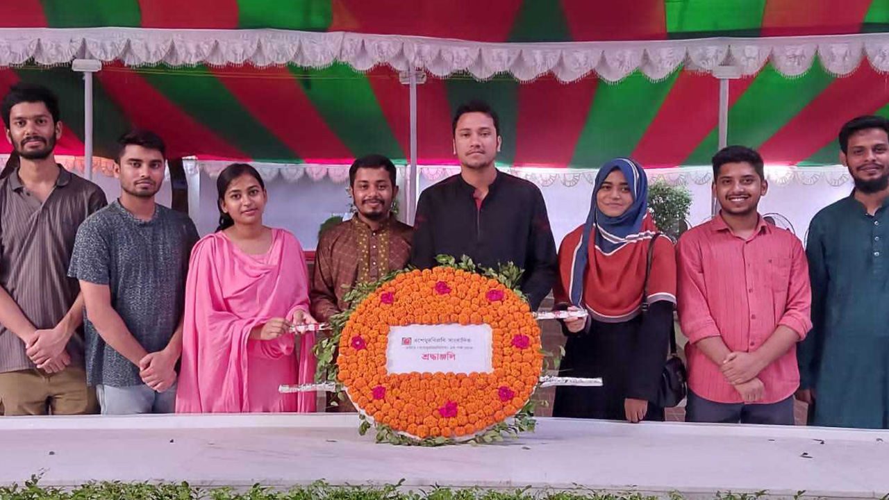 বঙ্গবন্ধুর সমাধিতে বশেমুরবিপ্রবিসাসের নবনির্বাচিত কমিটির শ্রদ্ধাঞ্জলি। ছবি : কালবেলা