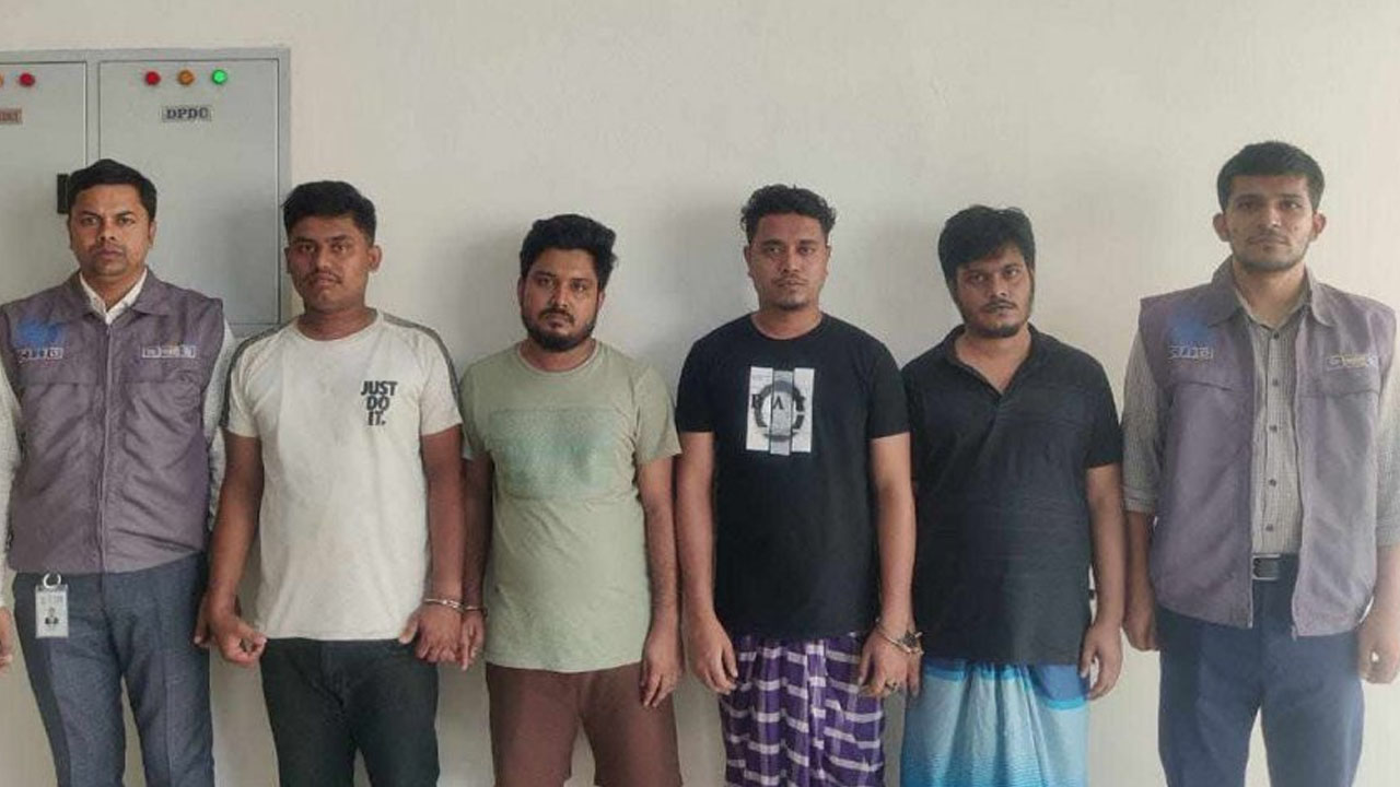 বিদেশের টাকা পাচারের অভিযেগে গ্রেপ্তার চারজন। ছবি : সংগৃহীত