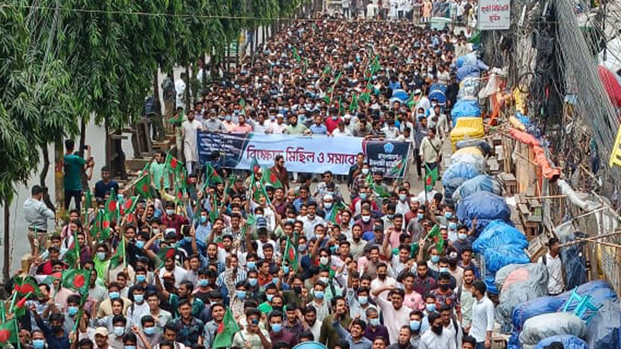 কেন্দ্রীয় কর্মসূচির অংশ হিসেবে ৭ দফা দাবিতে বিশাল বিক্ষোভ মিছিল করে ইসলামী ছাত্রশিবির চট্টগ্রাম মহানগর শাখা। ছবি : কালবেলা