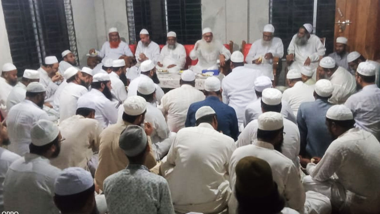 জামিয়াতুল মানহাল উত্তরায় হেফাজতের নায়েবে আমীর মাওলানা মাহফুজুল হকের সভাপতিত্বে বৈঠক অনুষ্ঠিত হয়।
