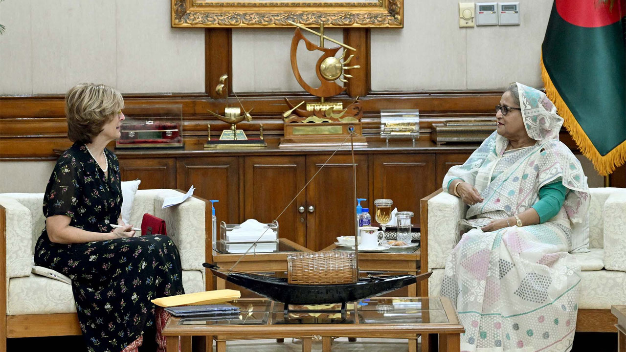 মার্কিন প্রাক-নির্বাচনী সদস্যদের সঙ্গে কথা বলছেন প্রধানমন্ত্রী শেখ হাসিনা। ছবি : পিআইডি