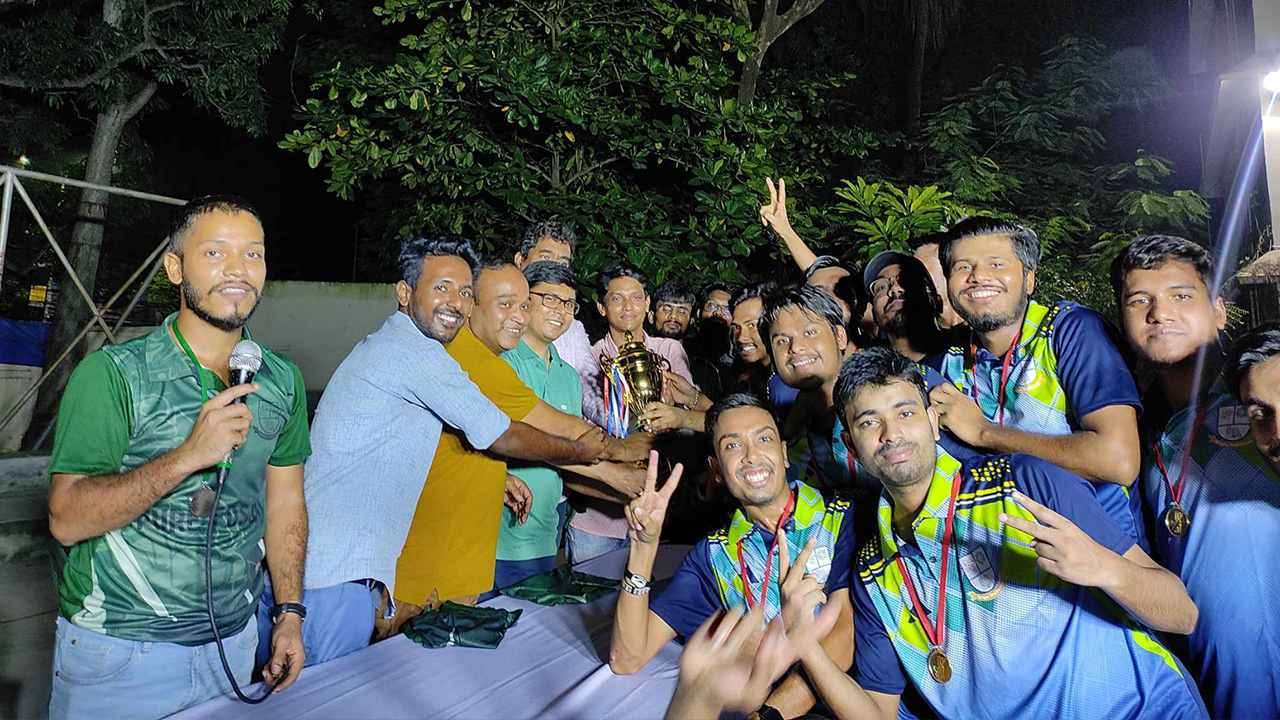 জবিতে নৃবিজ্ঞান বিভাগ ক্রিকেট ফেস্টে পিওর ফসিলকে হারিয়ে চ্যাম্পিয়ন পিজেন্ট ওয়ারিয়র্স। ছবি : কালবেলা