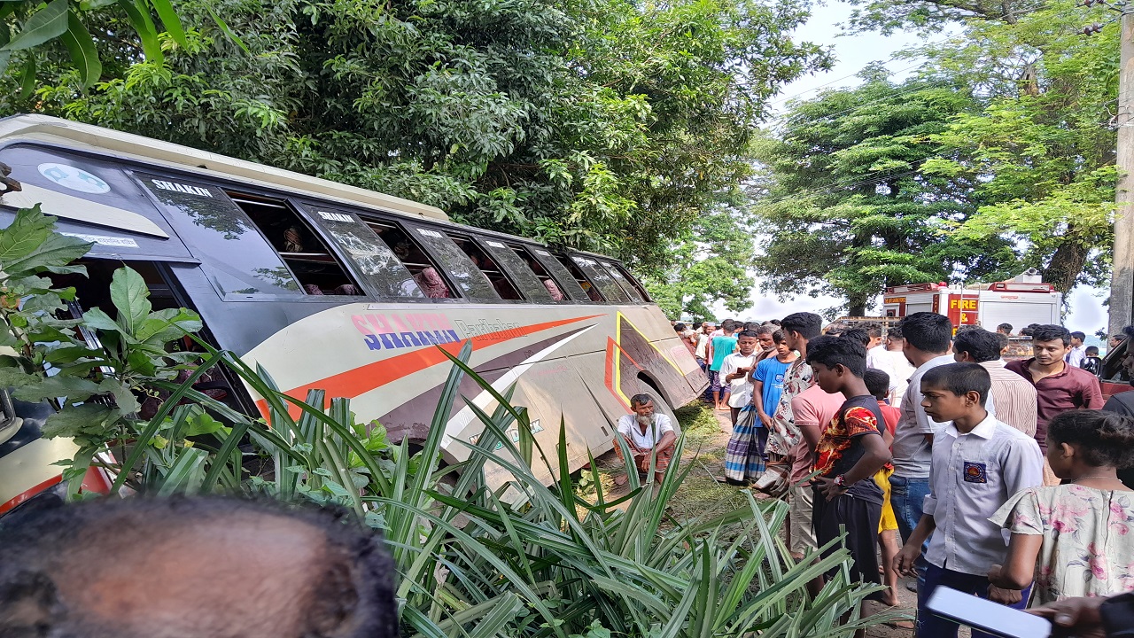 দুর্ঘটনাকবলিত বাস। ছবি : কালবেলা