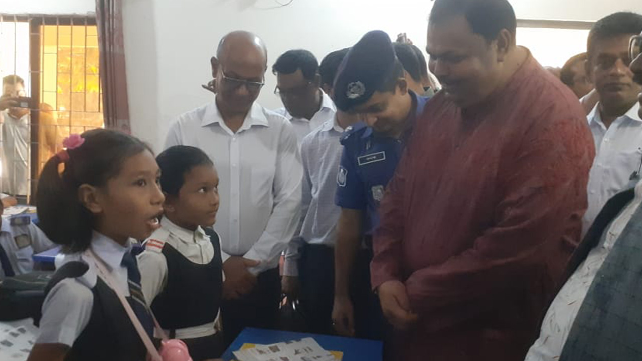পঞ্চগড়ের তেঁতুলিয়া উপজেলায় স্কুল পরিদর্শন করেছেন প্রাথমিক ও গণশিক্ষা প্রতিমন্ত্রী। ছবি : কালবেলা