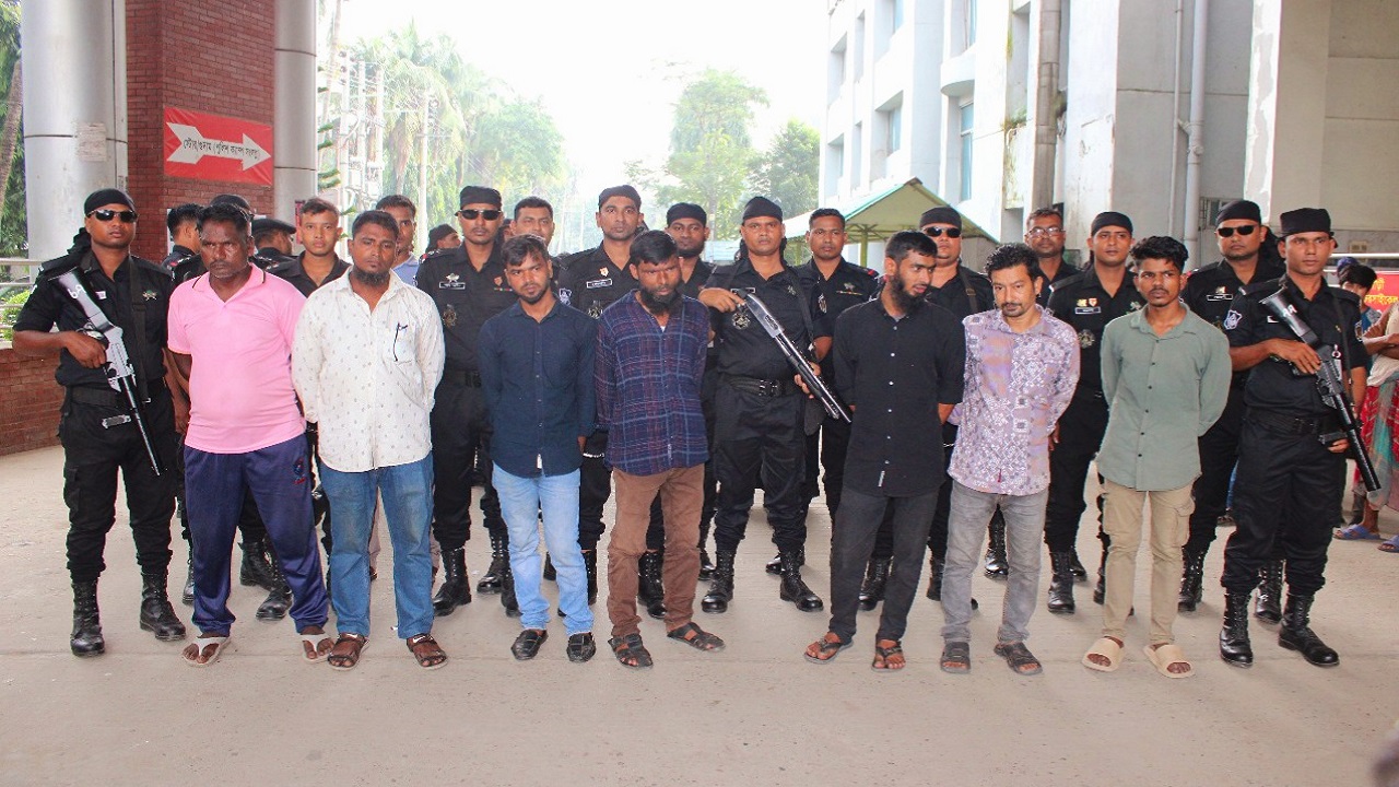 ময়মনসিংহ মেডিকেল কলেজ হাসপাতালে র‍্যাবের কাছে গ্রেপ্তারকৃত দালাল। ছবি : কালবেলা
