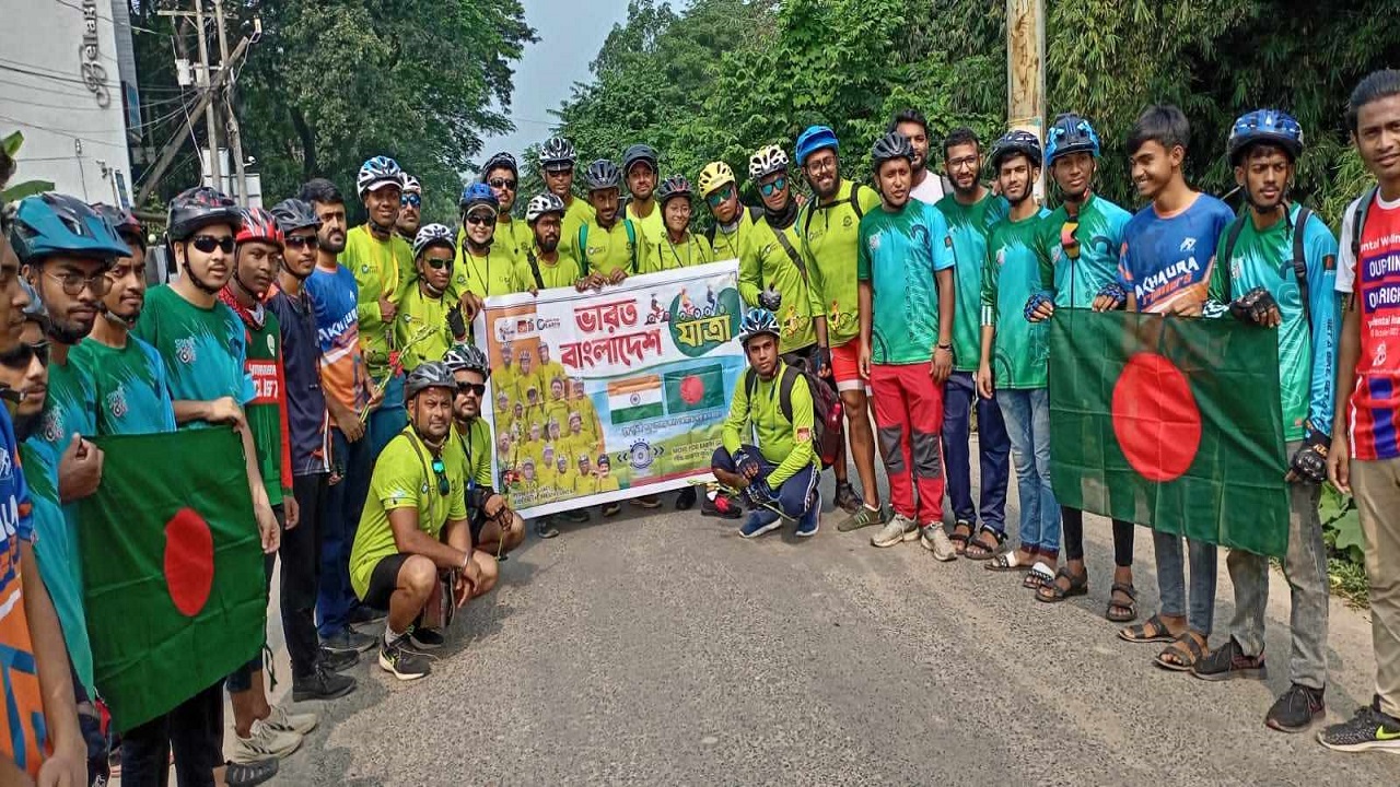 বাংলাদেশি ও ভারতীয় সাইক্লিস্ট। ছবি : কালবেলা