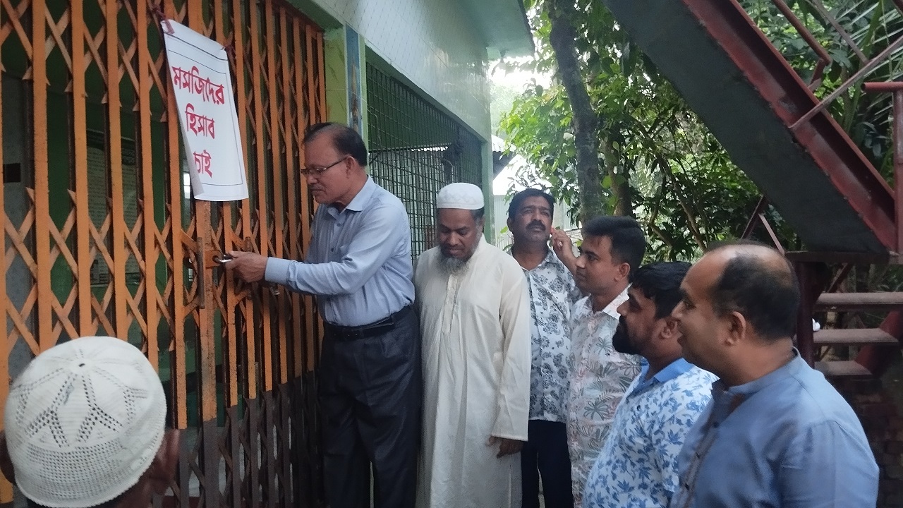 মানিকগঞ্জে মসজিদের তালা খুলে দিচ্ছে উপজেলা প্রশাসন। ছবি : কালবেলা