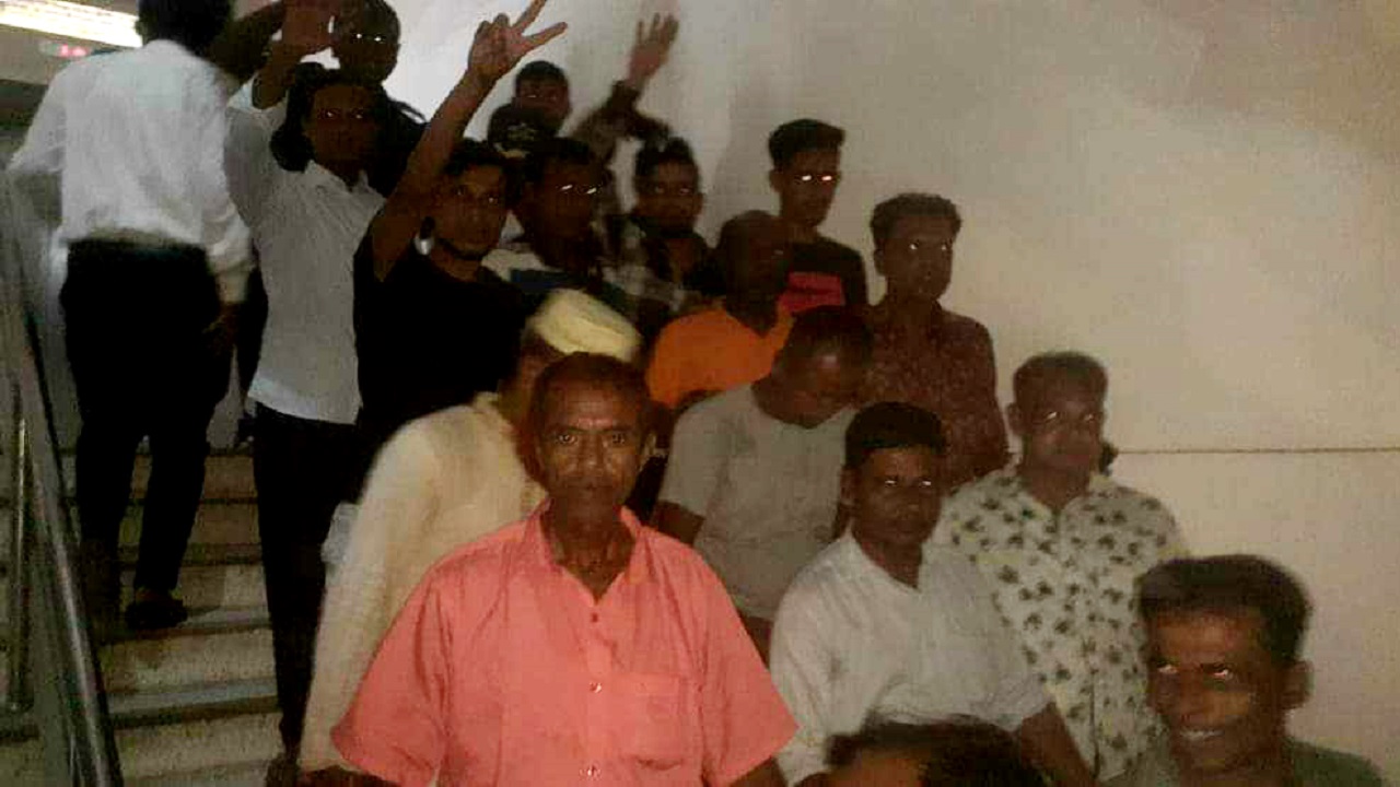 টাঙ্গাইল চিফ জুডিসিয়াল ম্যাজিস্ট্রেট আদালত চত্বরে আসামিরা। ছবি : কালবেলা