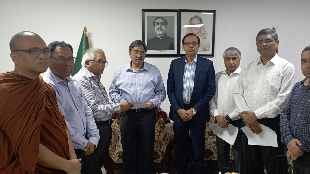 বাংলাদেশ হিন্দু বৌদ্ধ খ্রিষ্টান ঐক্য পরিষদের পক্ষ থেকে কমিশনের কাছে স্মারকলিপি প্রদান। ছবি : কালবেলা