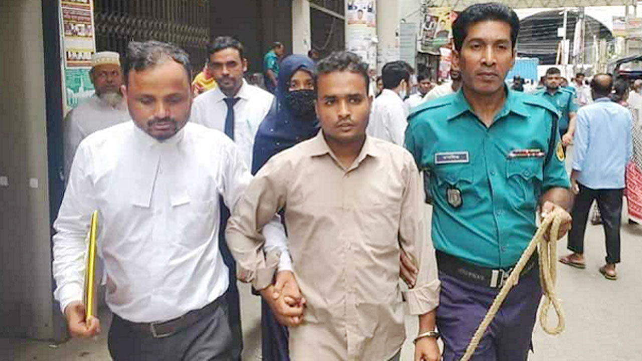 আদালত চত্বরে গণঅধিকার পরিষদের যুগ্ম সাধারণ সম্পাদক মশিউর রহমান। ছবি : সংগৃহীত
