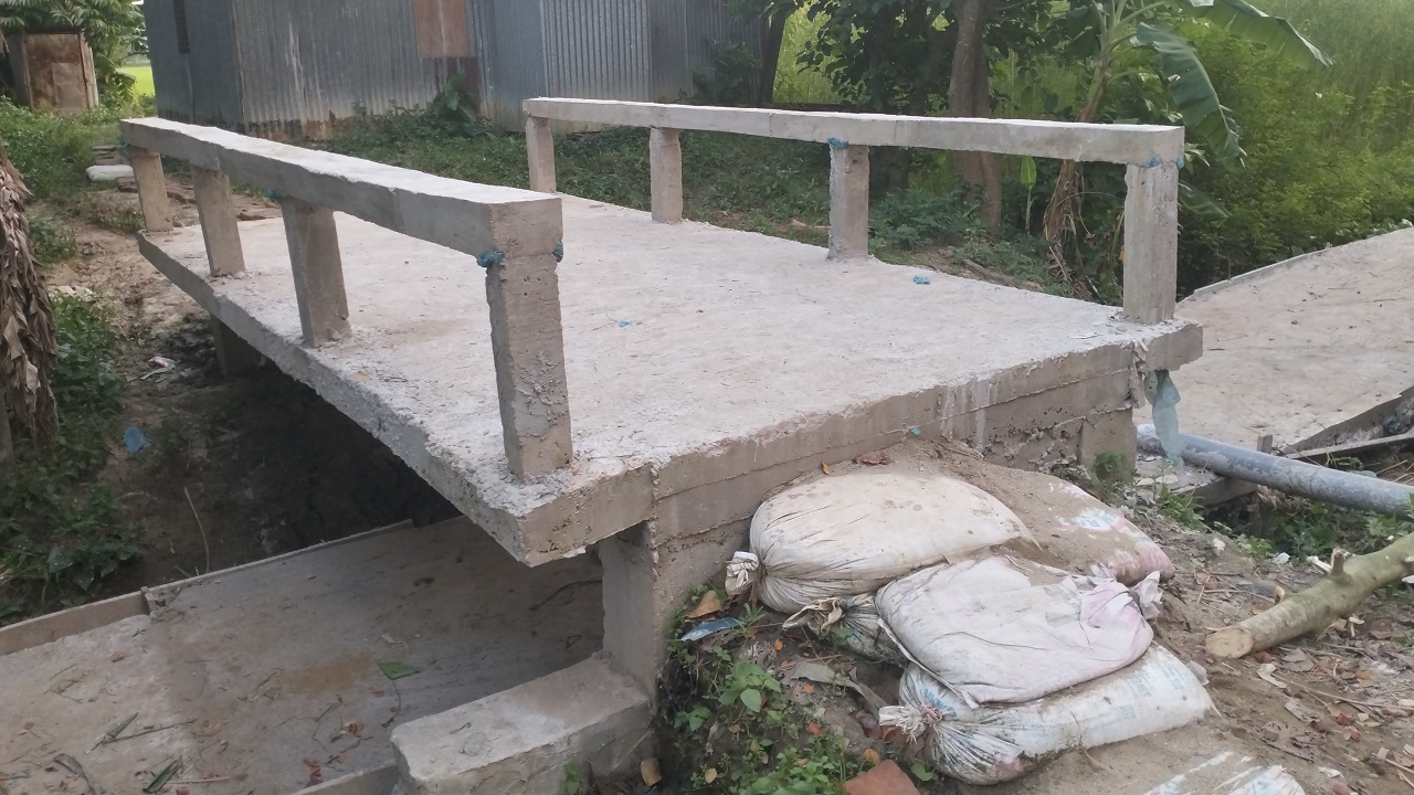 শ্যামবাড়ি গ্রামের ভেতর থেকে বহমান শতবর্ষী খাল দখলের পরের অবস্থা। ছবি : কালবেলা