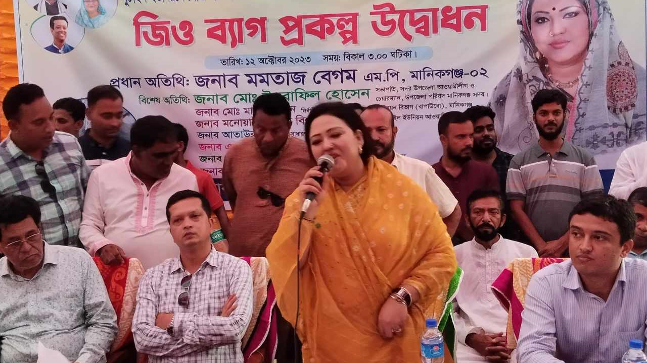 মানিকগঞ্জে এক অনুষ্ঠানে মমতাজ বেগম। ছবি : কালবেলা