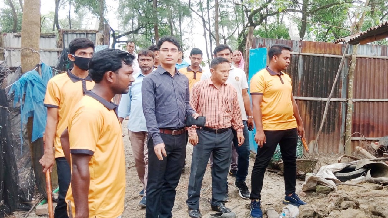 সীতাকুণ্ড পার্কে উচ্ছেদ অভিযানে ভ্রাম্যমাণ আদালতের নির্বাহী ম্যাজিস্টেট্র মো. আলাউদ্দিনসহ সংশ্লিষ্টরা। ছবি : কালবেলা