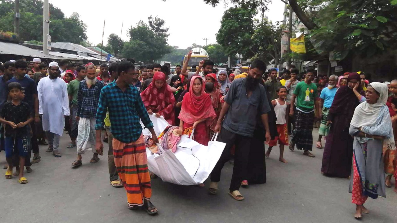 বগুড়ায় লাশ নিয়ে সড়ক অবরোধ করে বিক্ষোভে এলাকাবাসী। ছবি : কালবেলা