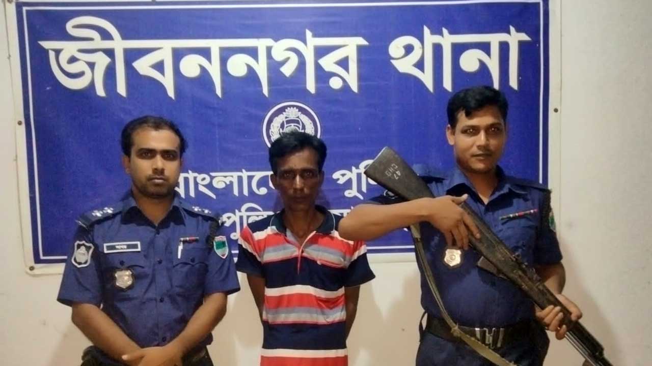মাদক কারবারি আটক। ছবি : সংগৃহীত