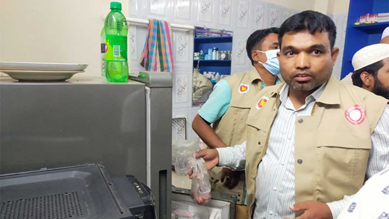 ডায়াগনস্টিক সেন্টারের ল্যাবে ভ্রাম্যমাণ আদালতের অভিযান। ছবি : কালবেলা
