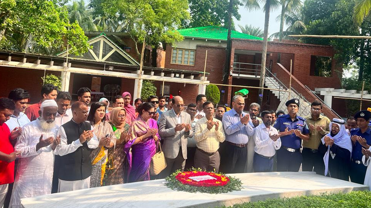 টুঙ্গিপাড়ায় জাতির পিতা বঙ্গবন্ধু শেখ মুজিবুর রহমানের সমাধিতে শ্রদ্ধা নিবেদন করেছেন সমাজকল্যাণ মন্ত্রণালয়ের নবযিুক্ত সচিব মো. খায়রুল আলম শেখ। ছবি : কালবেলা