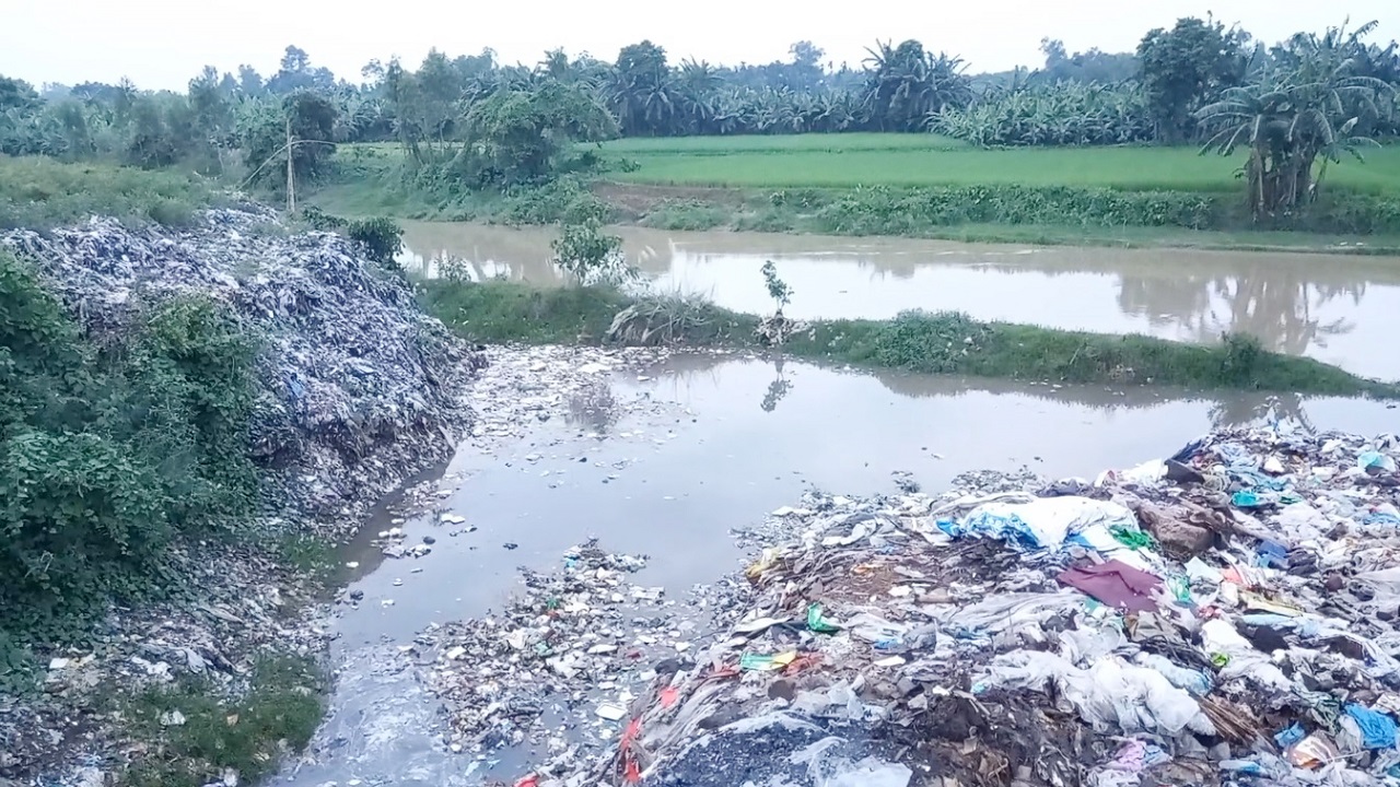 শেরপুর পৌরসভার সব ময়লা আবর্জনা ফেলা হচ্ছে নদীতে। ছবি : কালবেলা