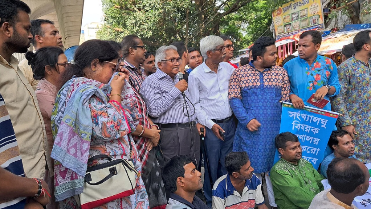 রাজধানীর শাহবাগ থানার সামনে অবস্থান নিয়েছেন ঐক্য পরিষদের কেন্দ্রীয় নেতাকর্মীরা। ছবি : কালবেলা