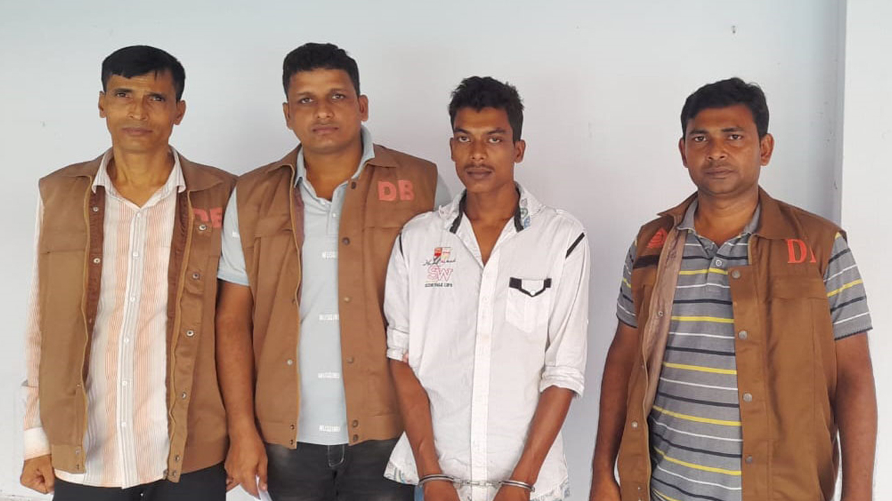অটোরিকশা ছিনতাই চক্রের সঙ্গে জড়িত থাকার অভিযোগে গ্রেপ্তার একজন। ছবি : কালবেলা